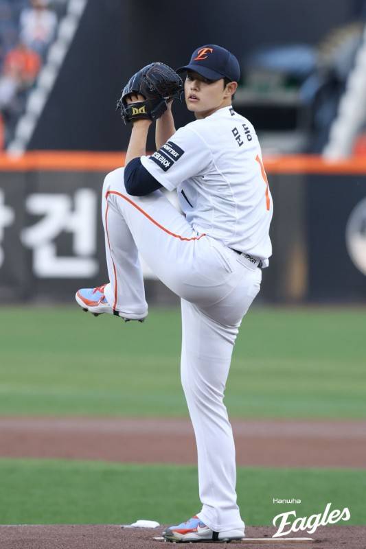 한화, 1만7000명 꽉 찼는데 '4사구 18개 신기록'…믿을 수 없는 0:5→5:6 역전패+4연패, 삼성은 기적의 4연승 [대전:스코어]