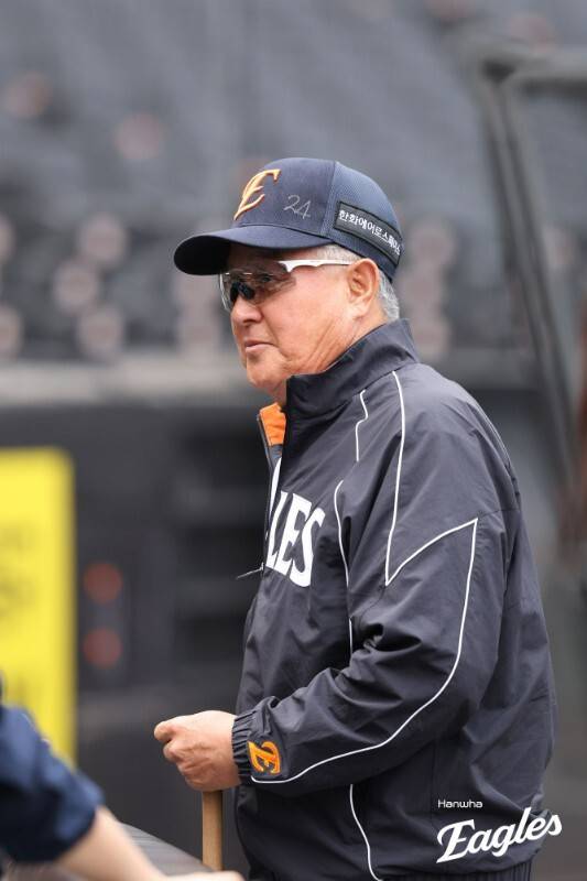 마무리 김서현이 4사구 7개, 밀어내기로 5점 내주는데 마운드에 계속 둔다? 김경문 감독의 ‘방임의 야구’가 승리와 김서현을 모두 망쳤다