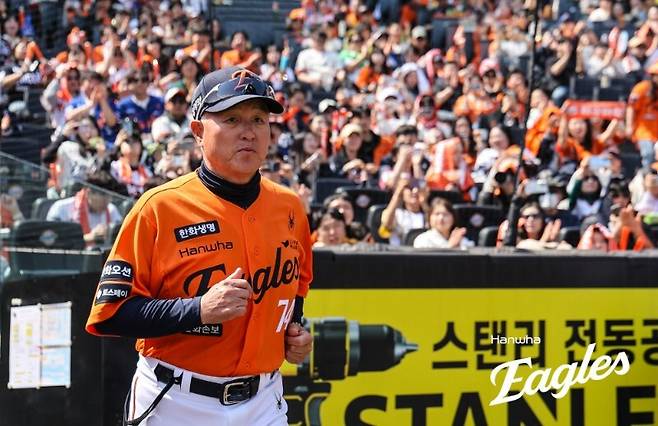 마무리 김서현이 4사구 7개, 밀어내기로 5점 내주는데 마운드에 계속 둔다? 김경문 감독의 ‘방임의 야구’가 승리와 김서현을 모두 망쳤다