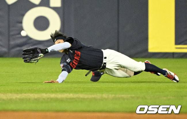 회장님 응원 왔는데…다이빙캐치-레이저 홈송구 환상적이었지만, '1할8푼' 득점권 방망이가 속 터지네