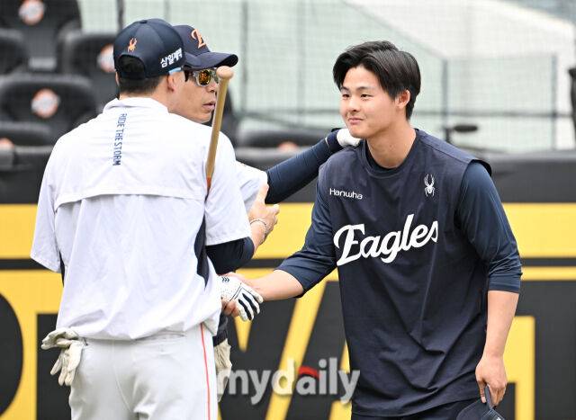 '손아섭 내줬다' ERA 7점대인데 한화는 왜 데려왔나…군필 좌완 일낸다, 152억 포수에 선전포고