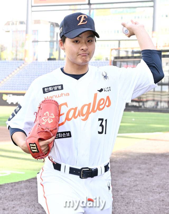 '손아섭 내줬다' ERA 7점대인데 한화는 왜 데려왔나…군필 좌완 일낸다, 152억 포수에 선전포고