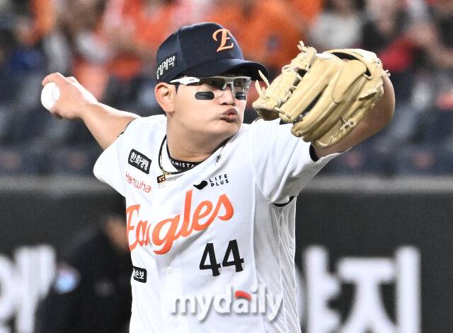 이거 진짜야? '한화 팬들 한탄' 김서현 진짜 어떡하나, 볼넷-볼넷-볼넷-폭투-볼넷-사구-볼넷-볼넷…ERA 9.00 폭등