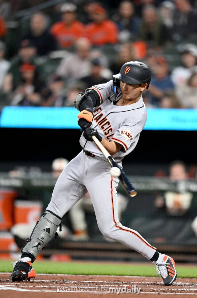 이정후 1669억 받고 타율 0.185 주춤, 구단은 왜 걱정하지 않나?…타격 코치가 메커니즘을 말하다