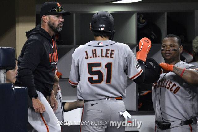 이정후 1669억 받고 타율 0.185 주춤, 구단은 왜 걱정하지 않나?…타격 코치가 메커니즘을 말하다