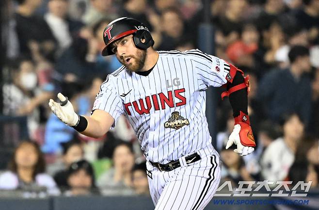 '도망 안 갔다, 한복판 꽂았다' 9회 2사 1,3루 유강남 얼린 유영찬 배짱...8연속 세이브 [잠실 현장]