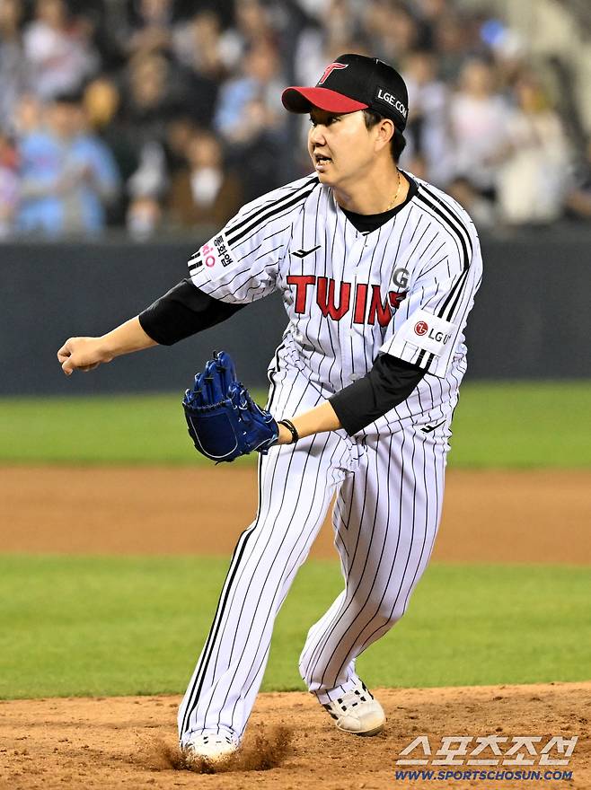 '도망 안 갔다, 한복판 꽂았다' 9회 2사 1,3루 유강남 얼린 유영찬 배짱...8연속 세이브 [잠실 현장]