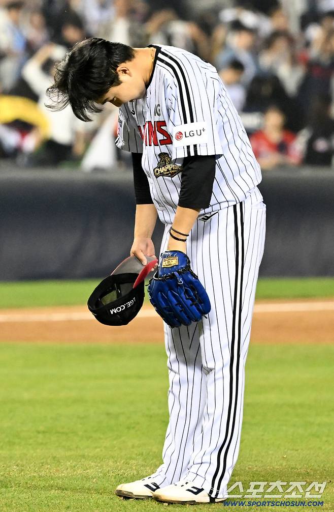 '도망 안 갔다, 한복판 꽂았다' 9회 2사 1,3루 유강남 얼린 유영찬 배짱...8연속 세이브 [잠실 현장]