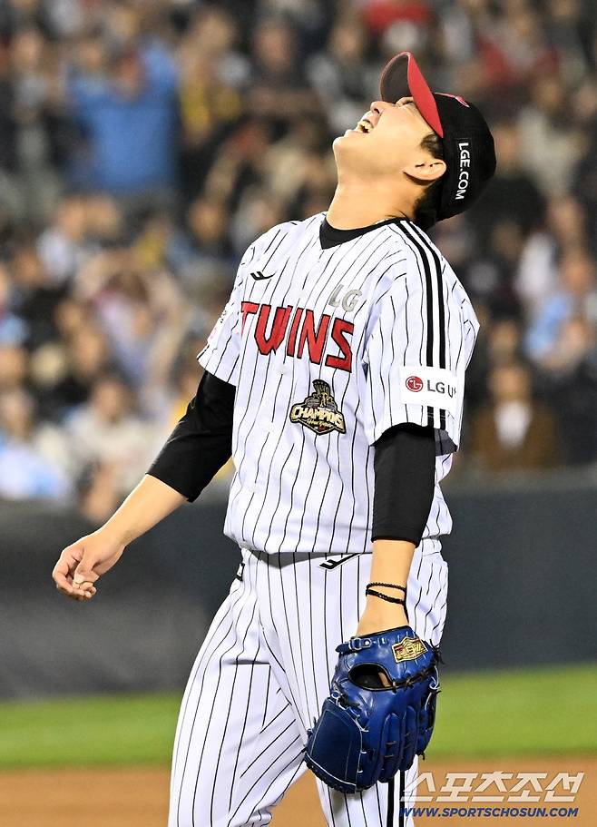 '도망 안 갔다, 한복판 꽂았다' 9회 2사 1,3루 유강남 얼린 유영찬 배짱...8연속 세이브 [잠실 현장]