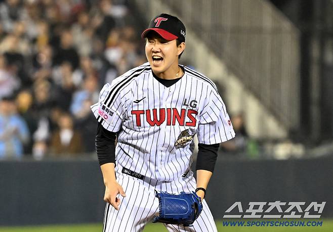 '도망 안 갔다, 한복판 꽂았다' 9회 2사 1,3루 유강남 얼린 유영찬 배짱...8연속 세이브 [잠실 현장]