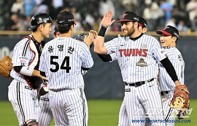 '도망 안 갔다, 한복판 꽂았다' 9회 2사 1,3루 유강남 얼린 유영찬 배짱...8연속 세이브 [잠실 현장]