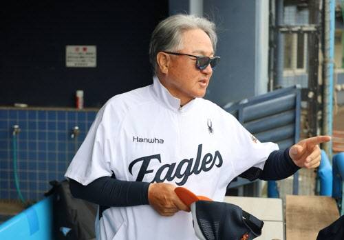 '불펜 난조에 한숨' 김경문 한화 감독