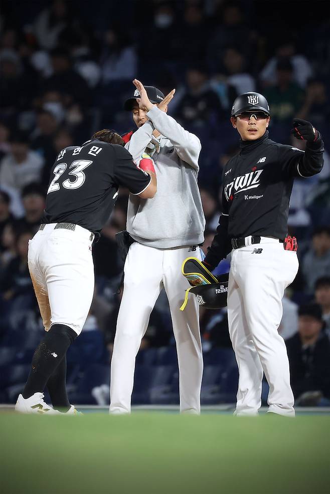 KT 핵심 타자 안현민, 햄스트링 다쳤다…추후 검진 결과 촉각