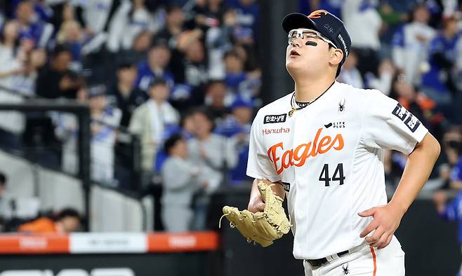 화끈 이적포·낭만 3루타… 봄 야구, 눈 돌릴 틈이 없다