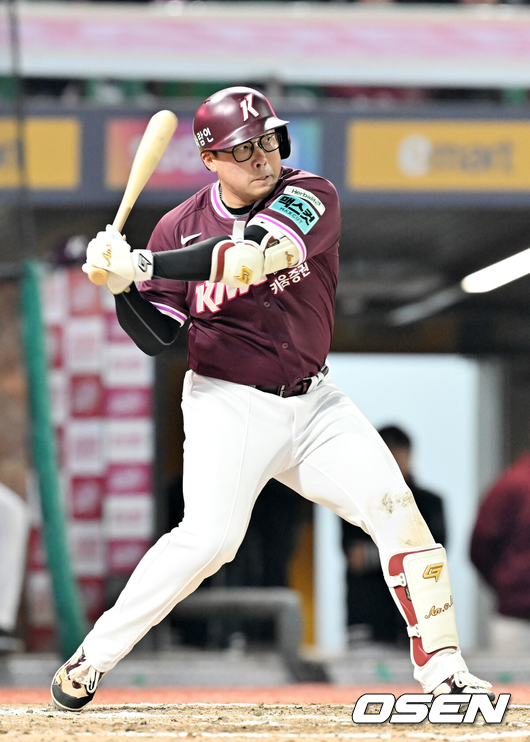 스윙하다 손가락 공 맞고 악! 다행히 큰 부상 아니었다...검진 결과 '단순타박상' [오!쎈 광주]