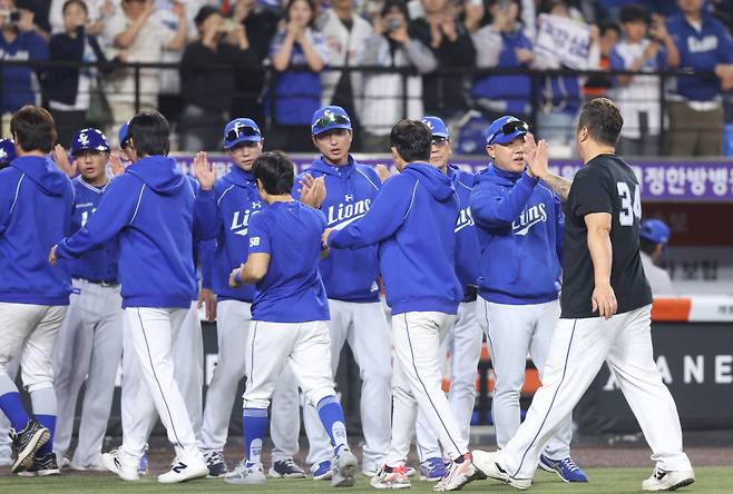 1631일 만에 1위, 사령탑을 더 웃게한 신인의 발견…