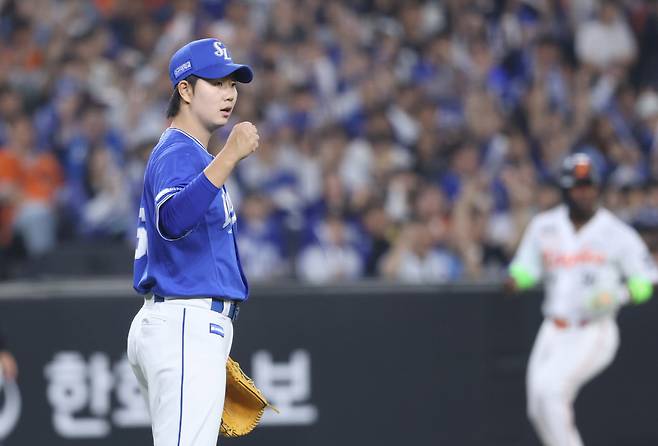 1631일 만에 1위, 사령탑을 더 웃게한 신인의 발견…