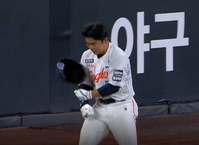 '분노 끓어오른' 문현빈, 헬멧을 허벅지에 패대기!…얼마나 속상했으면→삼성 호수비에 막힌 한화 마지막 희망 [대전 현장]