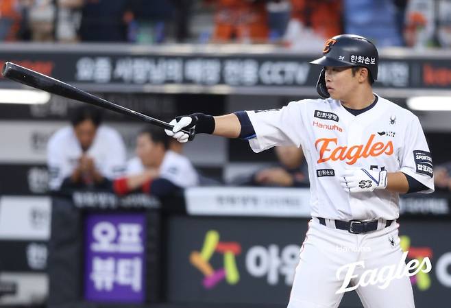 '분노 끓어오른' 문현빈, 헬멧을 허벅지에 패대기!…얼마나 속상했으면→삼성 호수비에 막힌 한화 마지막 희망 [대전 현장]