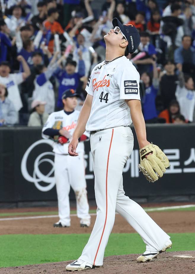 투수는 볼질, 감독은 방관… 눈 뜨고 못 볼 ‘저질 야구’