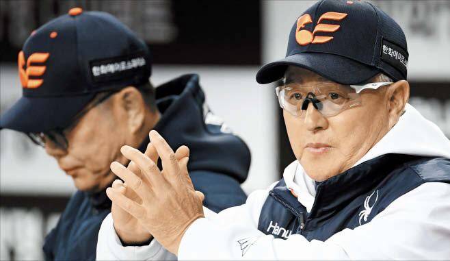 투수는 볼질, 감독은 방관… 눈 뜨고 못 볼 ‘저질 야구’