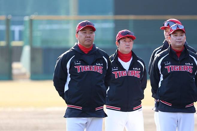 ‘더 뉴 이범호’ 탄생인가… 우승 감독→8위 추락 폭격 쑥대밭, 감독이 가장 독기 품었나