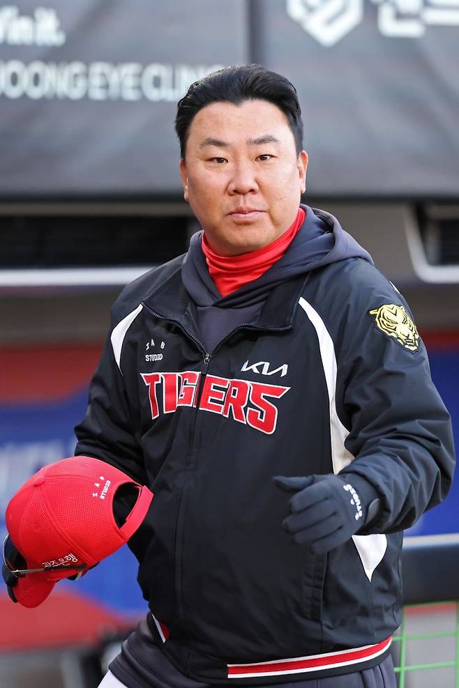 ‘더 뉴 이범호’ 탄생인가… 우승 감독→8위 추락 폭격 쑥대밭, 감독이 가장 독기 품었나