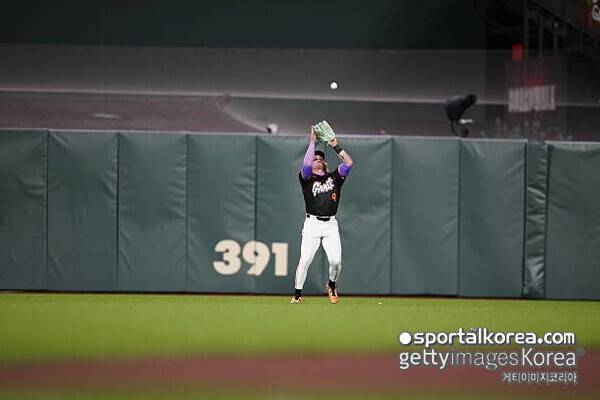 '타율 0.213·OPS 0.636' 심각한 부진 겪는 이정후, 이제 수비 부담까지 안아야 하나? 중견수 베이더 부상...우익수에서 중견수로 옮길 가능성 ↑