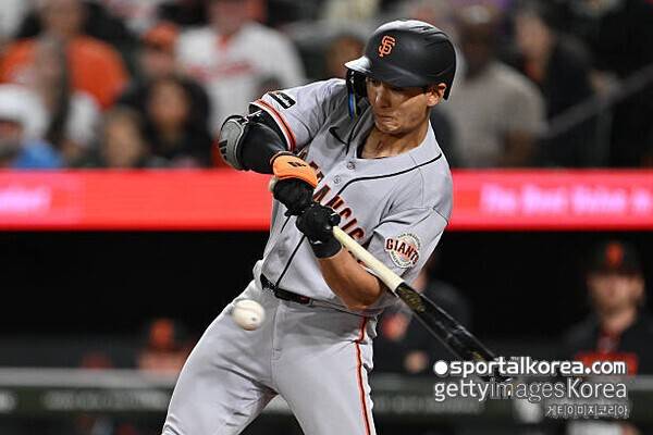 '타율 0.213·OPS 0.636' 심각한 부진 겪는 이정후, 이제 수비 부담까지 안아야 하나? 중견수 베이더 부상...우익수에서 중견수로 옮길 가능성 ↑