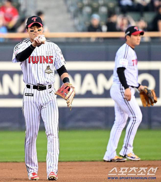 연승 끝난 LG, 신민재가 사라졌다! → 롯데전 천성호 이영빈 파격 내야진 [잠실 현장]