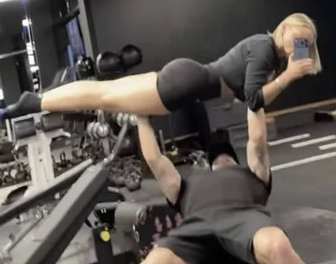 역기 대신 '모델 여친' 들었다 놨다, 축구계 깜짝 놀랐다…'약물 징계' 첼시 FW, 이색 훈련법 시선집중