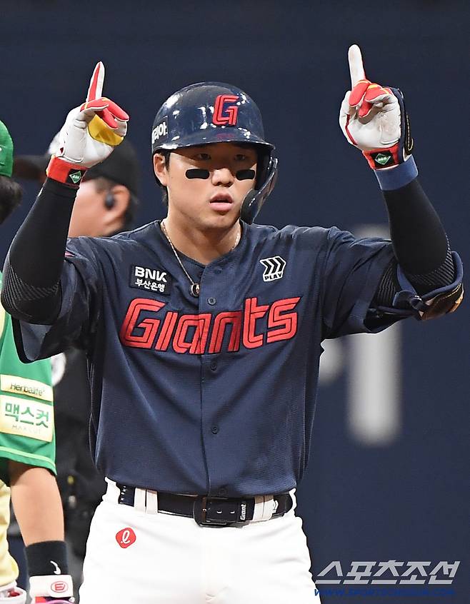 '와, 이게 된다고?' 14⅔이닝 1실점 '사직 스쿠발·랄리' 떴다…동갑내기 배터리 퍼펙트 호흡→