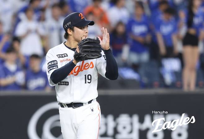 한화, 3실책에 와르르 또 무너졌다 '6연패'…삼성은 파죽의 6연승+1위 수성→후라도 완벽투+전병우 맹타 조화 [대전:스코어]