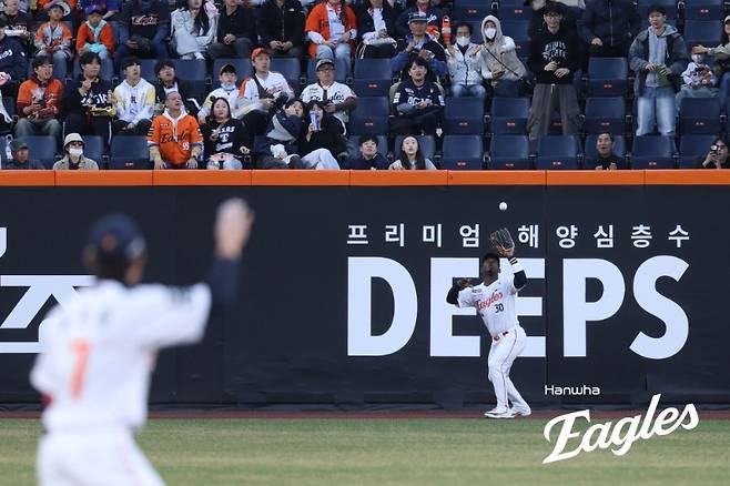 한화, 3실책에 와르르 또 무너졌다 '6연패'…삼성은 파죽의 6연승+1위 수성→후라도 완벽투+전병우 맹타 조화 [대전:스코어]