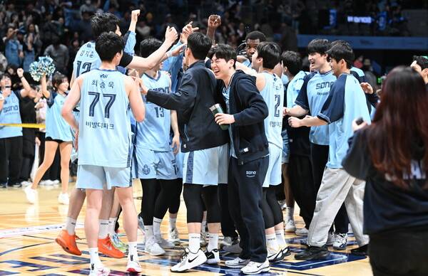 '고의 패배로 소노 선택 의혹' SK, '3-0 스윕하고 우뚝 선' 소노[초점]