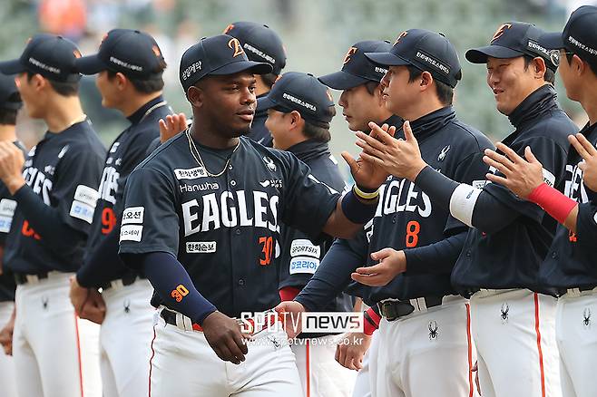 '너무하네' 페라자 어이없는 실책→실책에 한화 패패패패패패 눈물…이럴줄 알았으면 15억 재결합 했겠나