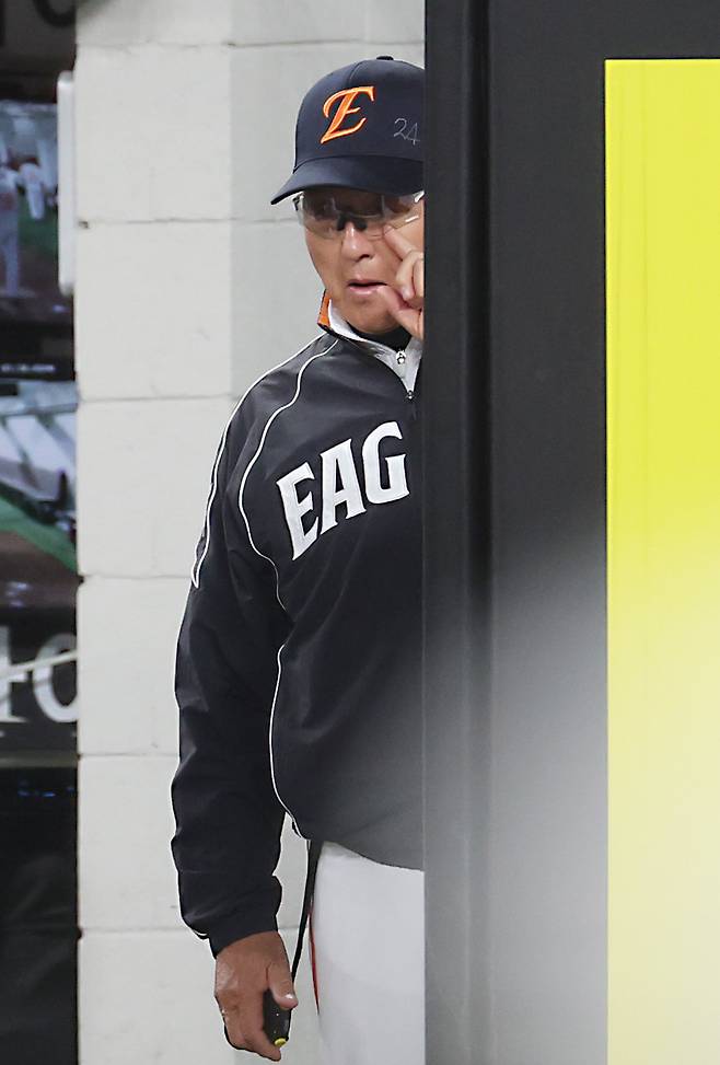 야구는 9회말 2아웃부터랬는데 한화 벤치는 9회말 1아웃부터 수건을 던졌나… 김경문 감독의 판독 미신청 ‘직무유기’ 속에 채은성은 안타를 도둑맞았다