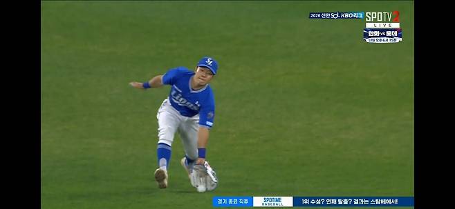 야구는 9회말 2아웃부터랬는데 한화 벤치는 9회말 1아웃부터 수건을 던졌나… 김경문 감독의 판독 미신청 ‘직무유기’ 속에 채은성은 안타를 도둑맞았다