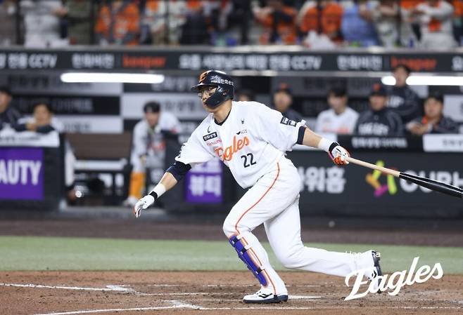 야구는 9회말 2아웃부터랬는데 한화 벤치는 9회말 1아웃부터 수건을 던졌나… 김경문 감독의 판독 미신청 ‘직무유기’ 속에 채은성은 안타를 도둑맞았다