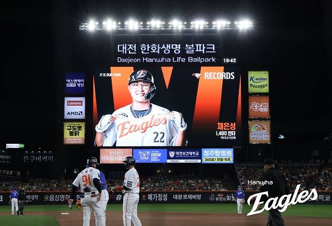 야구는 9회말 2아웃부터랬는데 한화 벤치는 9회말 1아웃부터 수건을 던졌나… 김경문 감독의 판독 미신청 ‘직무유기’ 속에 채은성은 안타를 도둑맞았다