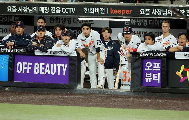 헬멧 내리치고, 머리 감싸쥐고…무기력한 6연패에 남은 자책, 근성 가득했던 문현빈의 절실함