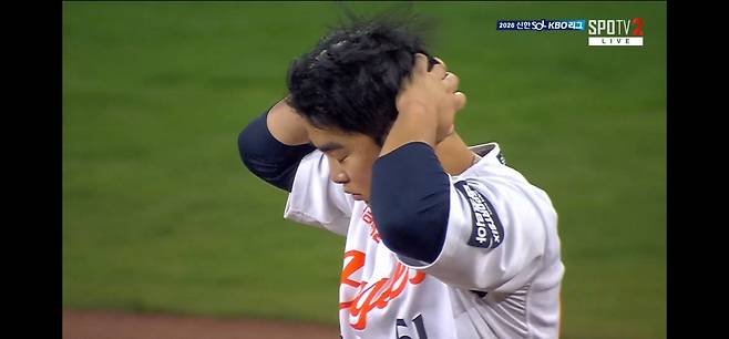 헬멧 내리치고, 머리 감싸쥐고…무기력한 6연패에 남은 자책, 근성 가득했던 문현빈의 절실함