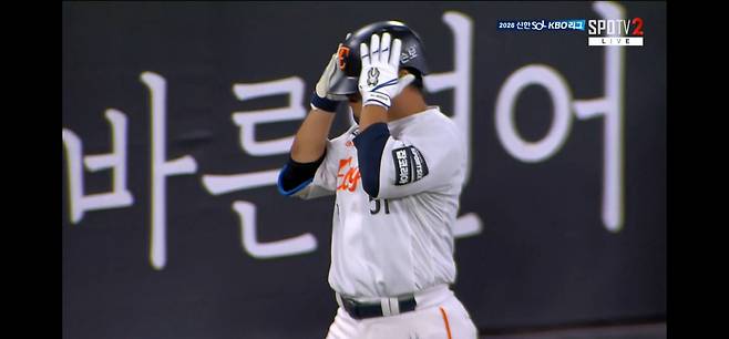 헬멧 내리치고, 머리 감싸쥐고…무기력한 6연패에 남은 자책, 근성 가득했던 문현빈의 절실함