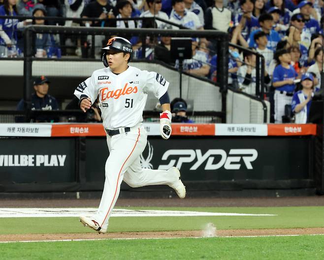 헬멧 내리치고, 머리 감싸쥐고…무기력한 6연패에 남은 자책, 근성 가득했던 문현빈의 절실함