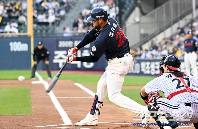 '3루타 대신 팀 배팅' 사이클링히트보다 팀이 먼저였던 레이예스...패한 뒤 LG 세리머니 멍하니 [잠실 현장]