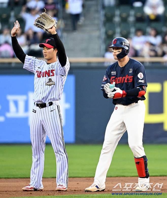 '3루타 대신 팀 배팅' 사이클링히트보다 팀이 먼저였던 레이예스...패한 뒤 LG 세리머니 멍하니 [잠실 현장]