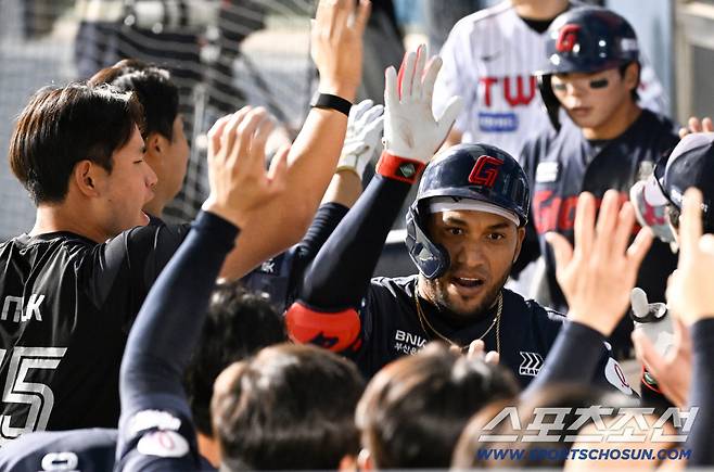 '3루타 대신 팀 배팅' 사이클링히트보다 팀이 먼저였던 레이예스...패한 뒤 LG 세리머니 멍하니 [잠실 현장]