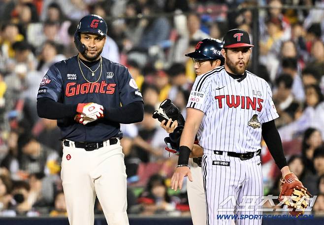 '3루타 대신 팀 배팅' 사이클링히트보다 팀이 먼저였던 레이예스...패한 뒤 LG 세리머니 멍하니 [잠실 현장]