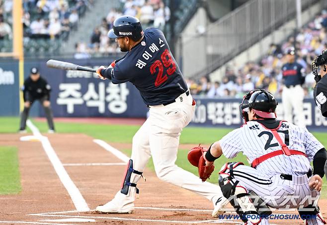 '3루타 대신 팀 배팅' 사이클링히트보다 팀이 먼저였던 레이예스...패한 뒤 LG 세리머니 멍하니 [잠실 현장]