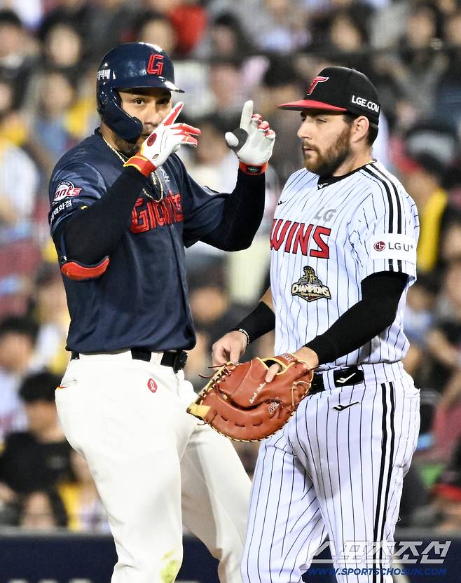 '3루타 대신 팀 배팅' 사이클링히트보다 팀이 먼저였던 레이예스...패한 뒤 LG 세리머니 멍하니 [잠실 현장]